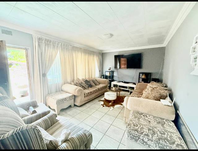 3 BEDROOM HOUSE FOR SALE IN VANDERBIJLPARK CE 2